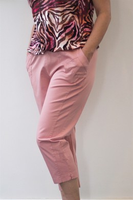 Carla stumpebukser med elastik i taljen og stræk til damer i rosa til runde former. Blød buks i strygefri viskose/polyester 